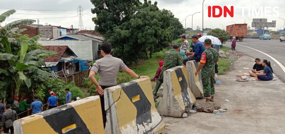 Geram Rumahnya Terendam Banjir, Warga Tangerang Nekat Blokir Jalan Tol