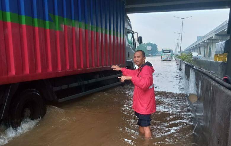 Jakarta Diguyur Hujan, Sejumlah Ruas Jalan Tergenang Banjir