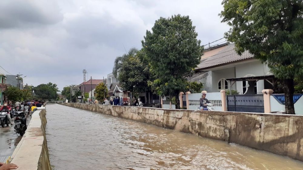 Berenang Saat Banjir, 2 Remaja Hanyut Terseret Aliran Kali di Tangsel