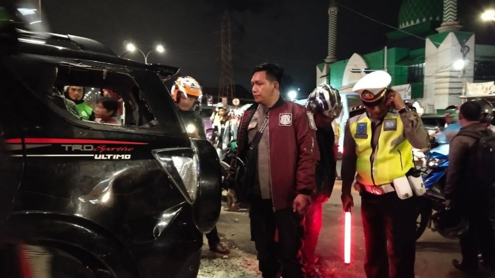 Tabrak 10 Orang, Pengedara Mobil di Makassar Dikeroyok Warga