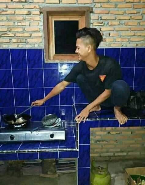 Gagal Makan Enak, 10 Potret Kocak Orang Baru Belajar Masak