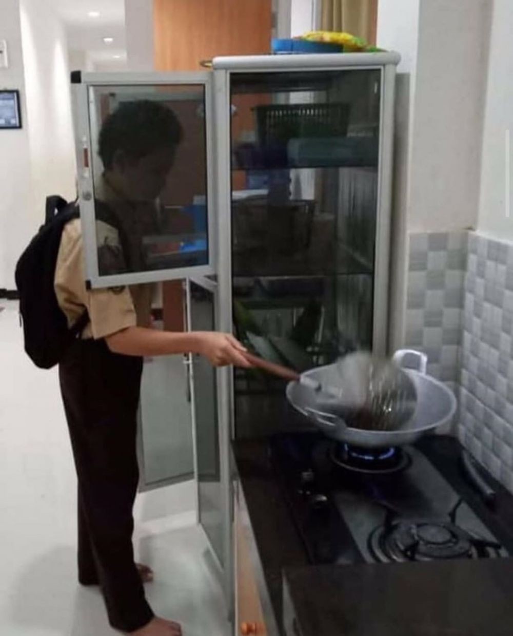 Gagal Makan Enak, 10 Potret Kocak Orang Baru Belajar Masak