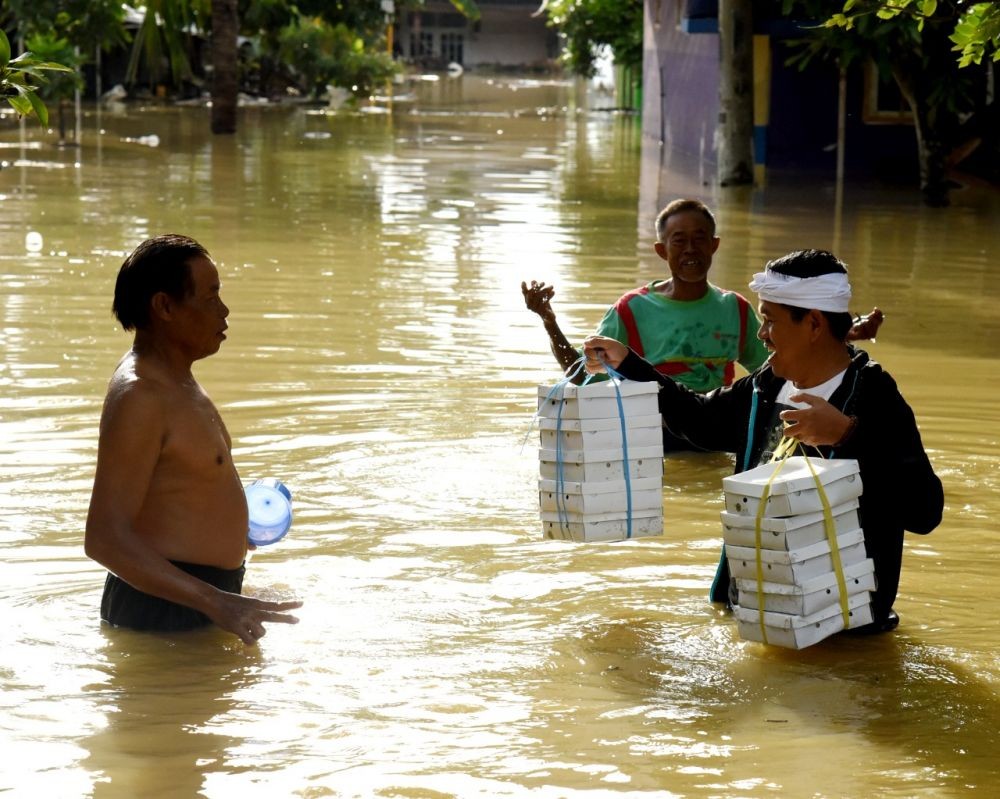Karawang Terendam, Dedi Mulyadi Bagikan Bantuan untuk Korban Banjir