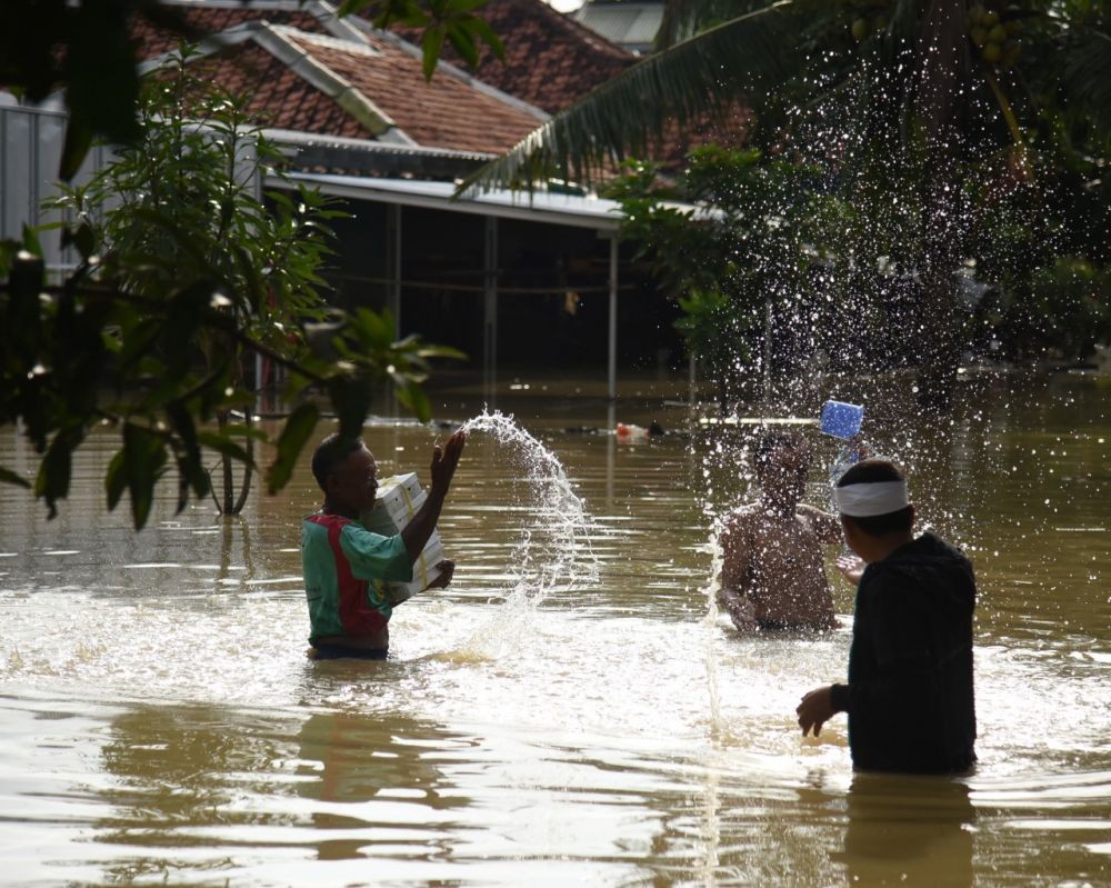Karawang Terendam, Dedi Mulyadi Bagikan Bantuan untuk Korban Banjir