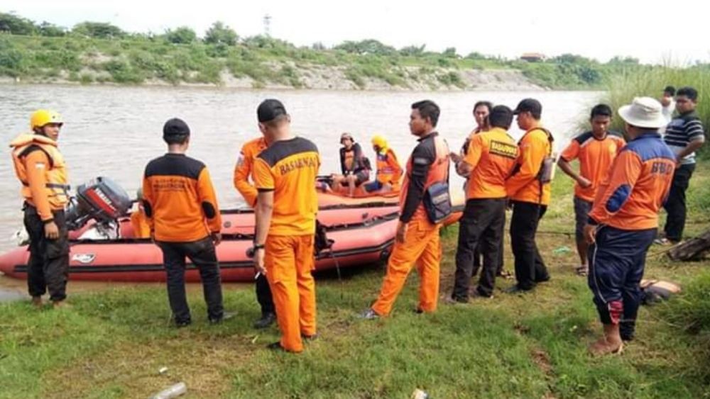 Perahu Terbalik di Sungai Brantas Jombang, Empat Orang Masih Hilang