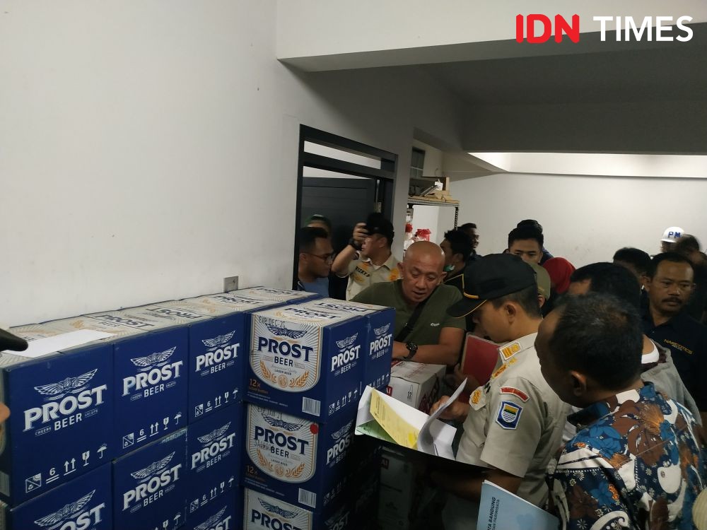 Geger, Polisi Temukan Gudang Miras dan Karaoke Tak Berizin di Bandung