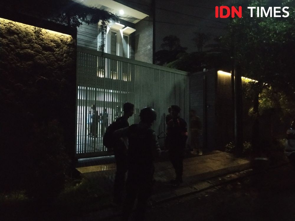 Geger, Polisi Temukan Gudang Miras dan Karaoke Tak Berizin di Bandung