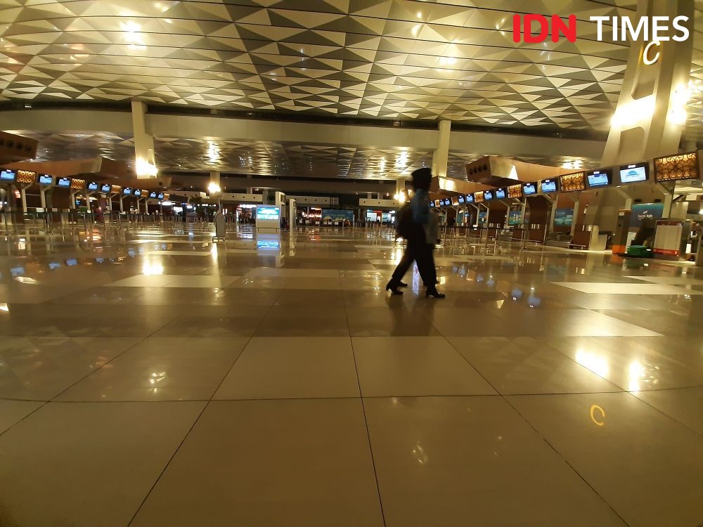 Hendak ke Tiongkok, WNA Pakai APD di Bandara Soetta