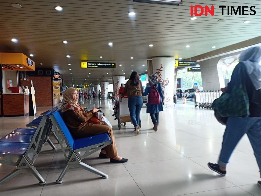 Kesulitan Batasi Orang, Risma Minta Penumpang Pesawat Mandi di Bandara
