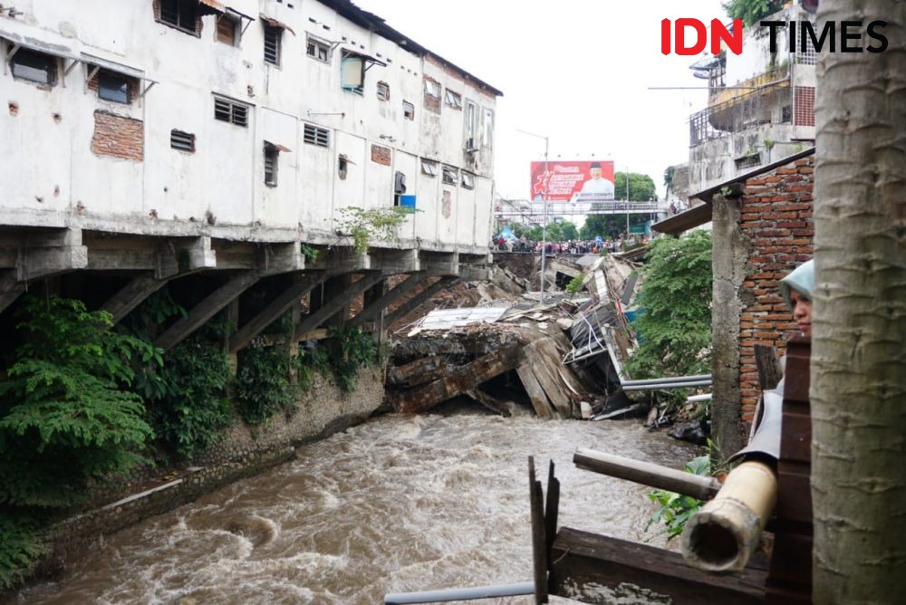 10 Ruko di Tepi Sungai Jompo Jember Amblas, Jalan Sultan Agung Ditutup