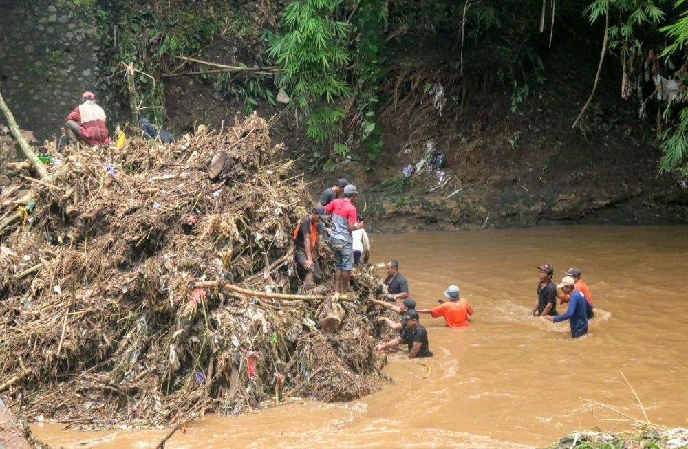 Hujan Deras, Jembatan Penghubung Dua Desa di Malang Ambrol 