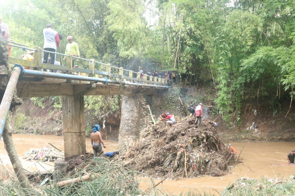 Hujan Deras, Jembatan Penghubung Dua Desa di Malang Ambrol 