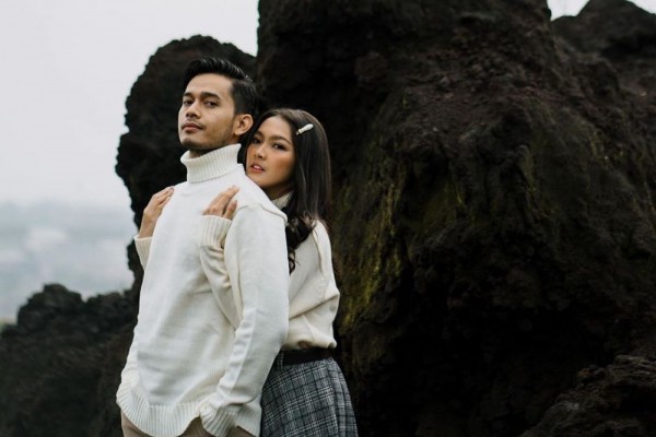 Inspirasi Prewed Ana Riana dan Willy Alvian, Romantis di Pegunungan