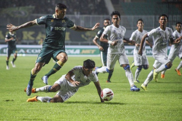 Alasan Keamanan, Kick Off Arema vs Persib Diubah Jadi Sore