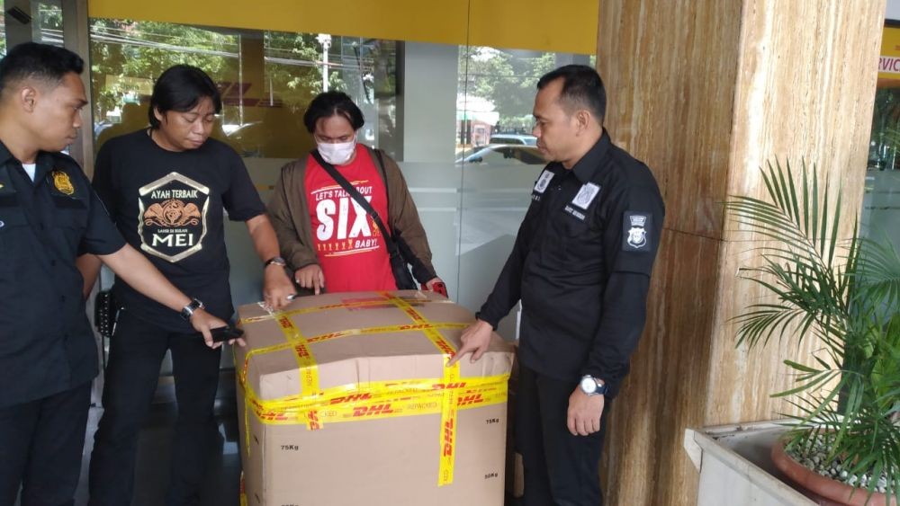 Polisi Makassar Gagalkan Pengiriman 200 Kotak Masker ke Selandia Baru