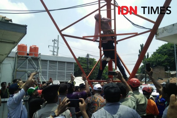 Pedagang yang Nekat Panjat Tower di Tegal Akhirnya Mau Turun