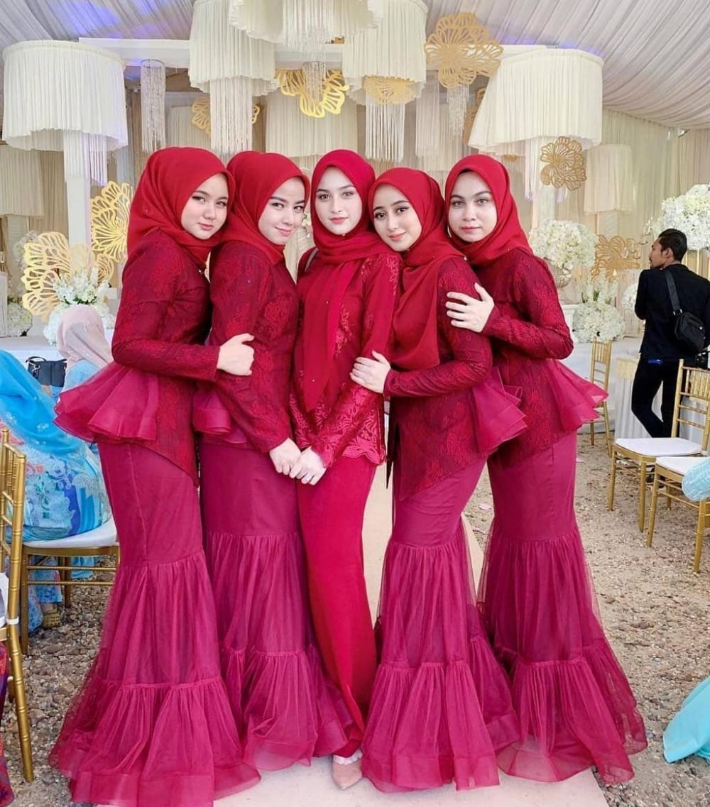 10 Inspirasi Seragam Bridesmaids Warna Merah, Siap Curi Perhatian