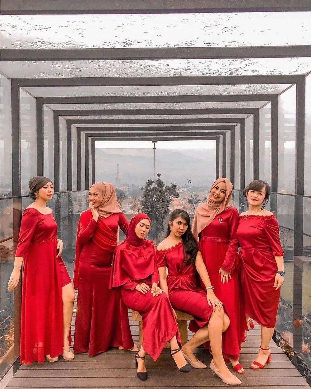 10 Inspirasi Seragam Bridesmaids Warna Merah Siap Curi Perhatian