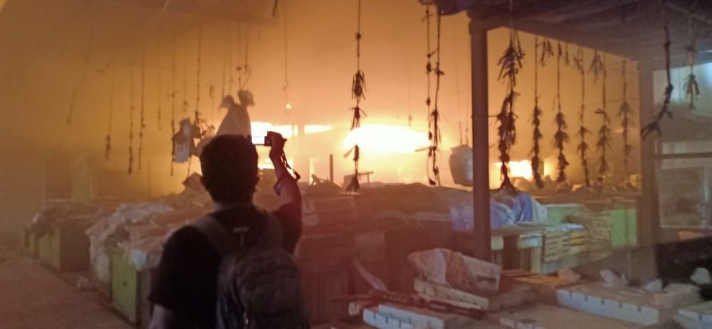 Korsleting Listrik, Ratusan Kios Pasar Baru Tuban Terbakar