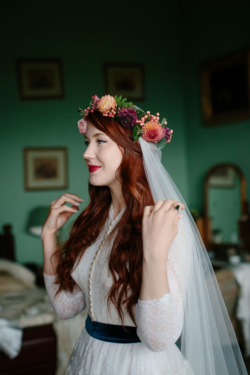 12 Inspirasi Flower Crown untuk Pengantin, Bikin Anggun nan Manis!