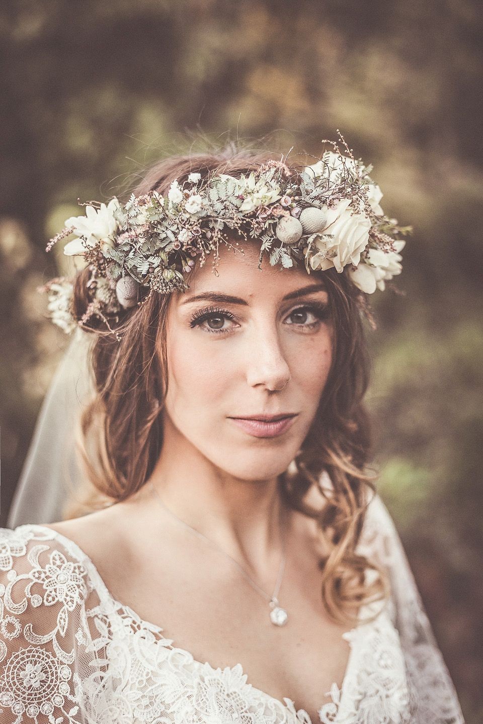 12 Inspirasi Flower Crown untuk Pengantin, Bikin Anggun nan Manis!