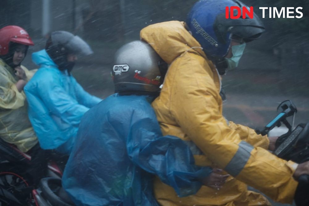 Hujan Lebat, Sekeluarga di Ubud Masuk Jurang Ketika Melintas Jembatan