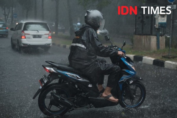 Mengurangi Tekanan Ban di Musim Hujan Bisa Mencegah Motor Tergelincir?