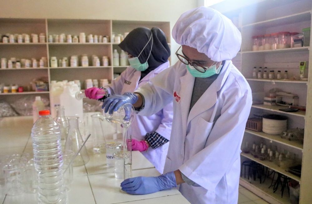 Hand Sanitizer Buatan Siswa SMK Prajnaparamita Laris Manis di Pasaran