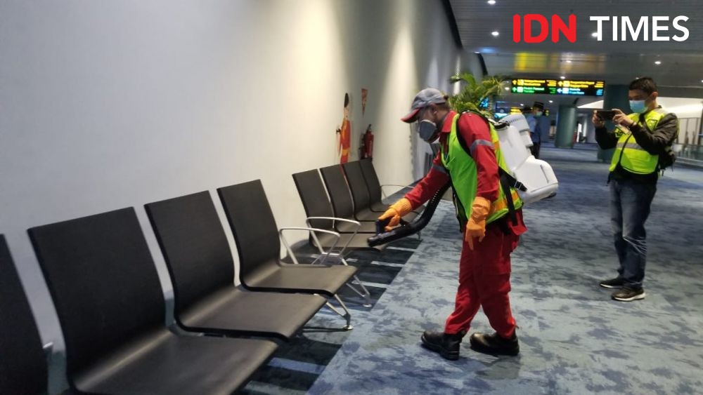 Cegah COVID-19, Bandara Soetta Disemprot Disinfektan