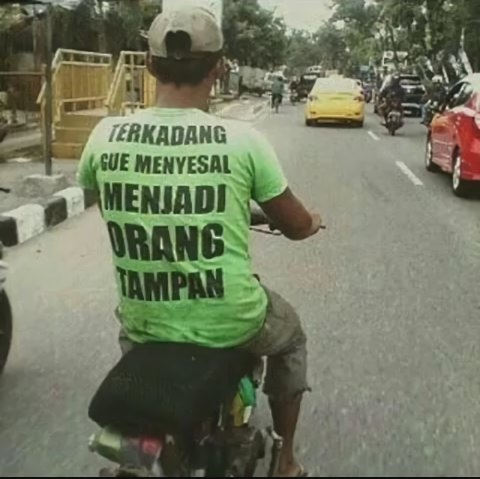 Baca Dulu Baru Ngakak, 10 Tulisan di Jaket dan Kaus Ini Kocak Parah!