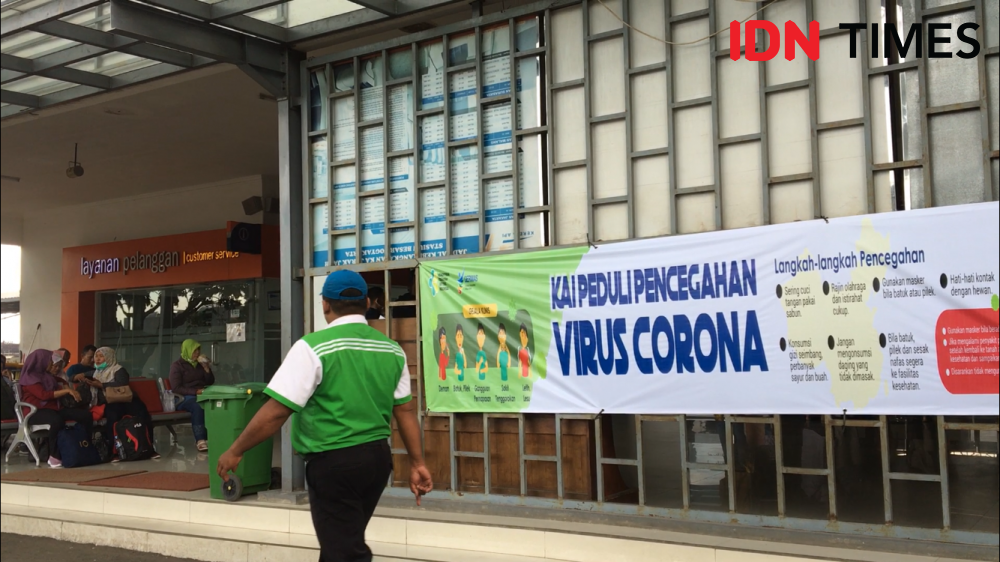 Petugas Kesehatan Siaga 24 Jam di Stasiun, PT KAI Bagi Masker Gratis