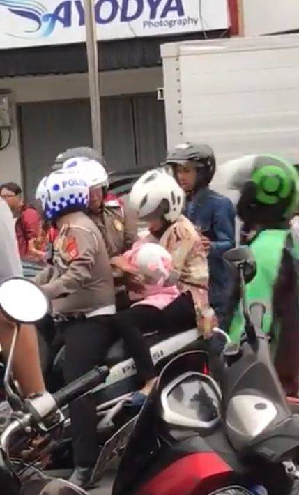 Viral Polisi Antarkan Ibu Dan Bayi Di Tengah Ricuh Ojol Vs DC, Salut!