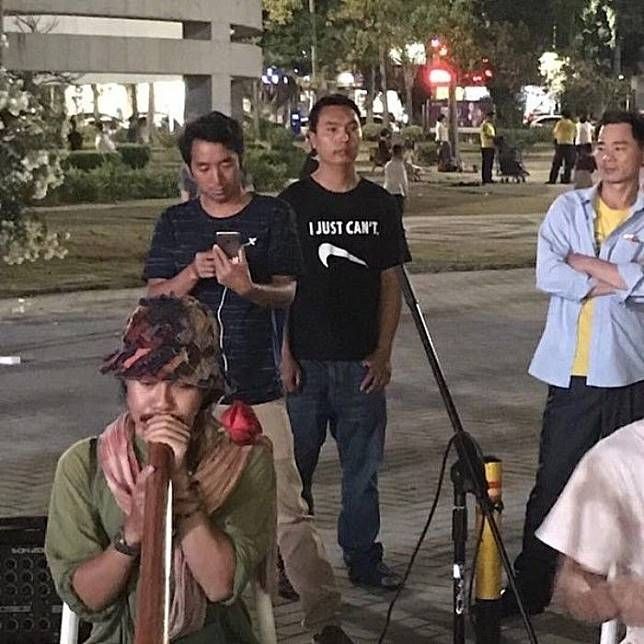 Baca Dulu Baru Ngakak, 10 Tulisan di Jaket dan Kaus Ini Kocak Parah!