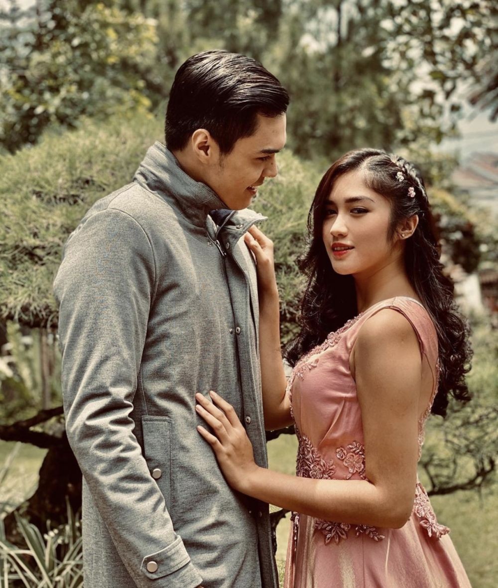 Jadi Pasangan di Sinetron, 10 Kemesraan Ochi Rosdiana & Rizky Ksatria.