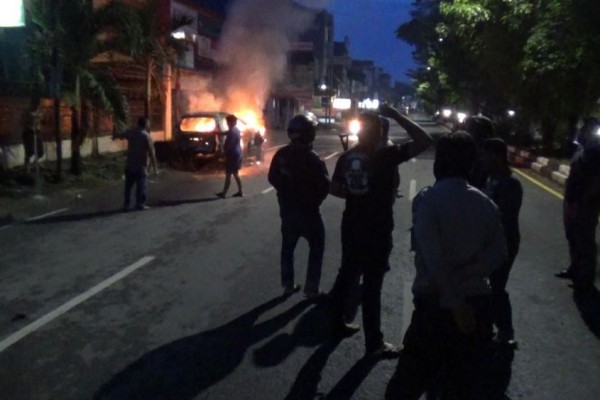 Mobil dan Motor Terbakar saat Bentrok Geng Motor dan Warga di Makassar