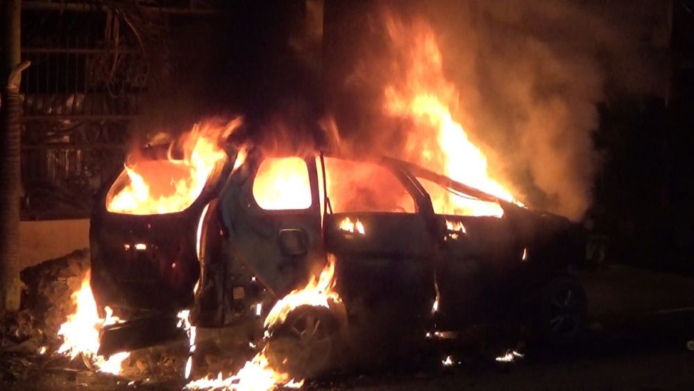Mobil dan Motor Terbakar saat Bentrok Geng Motor dan Warga di Makassar
