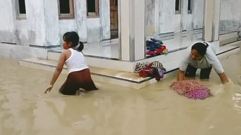 Ratusan Rumah Warga Desa Gintung Lor di Cirebon Terendam Banjir 