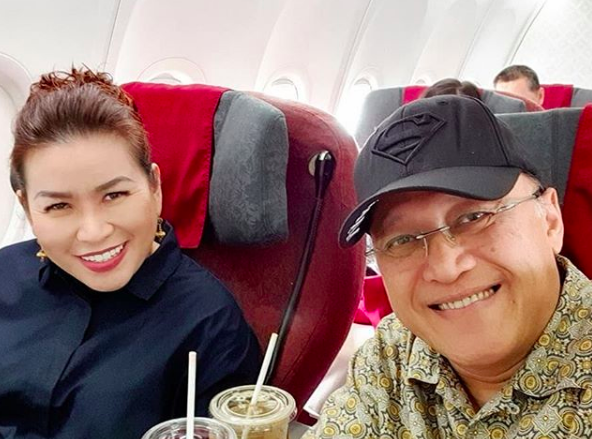 Terlihat Makin Islami, 10 Potret Kabar Terbaru Mario Teguh dan Istri