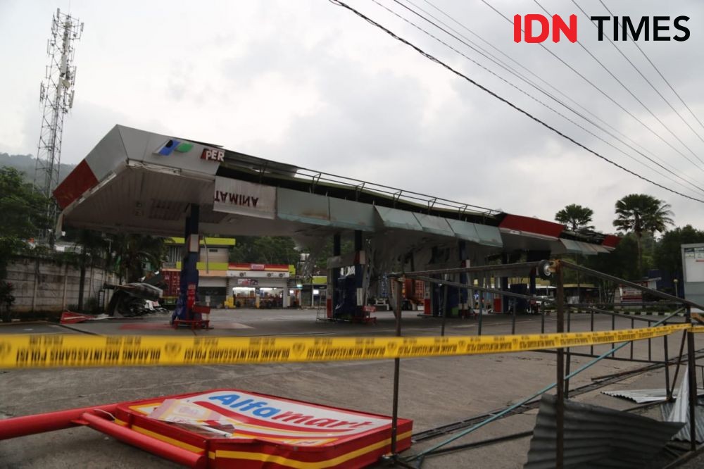 Angin Puting Beliung Terjang Semarang, Rusakkan SPBU, Operator Terluka