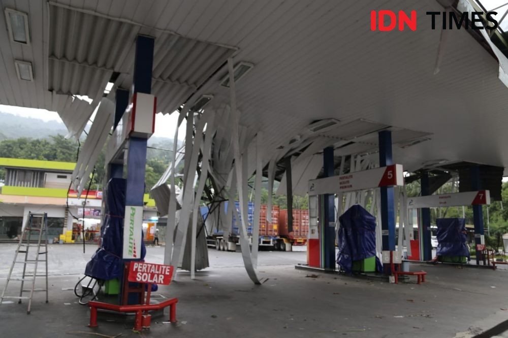 Angin Puting Beliung Terjang Semarang, Rusakkan SPBU, Operator Terluka