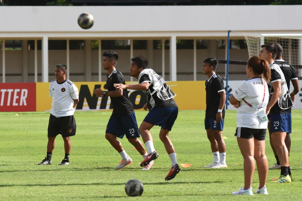 Jacksen Tiago Berbagi Wawasan kepada Pelatih SSB di Makassar