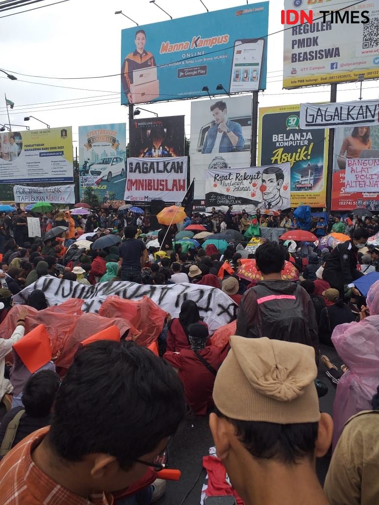 Diguyur Hujan, Massa Aksi Mosi Parlemen Jalanan Tetap Bertahan