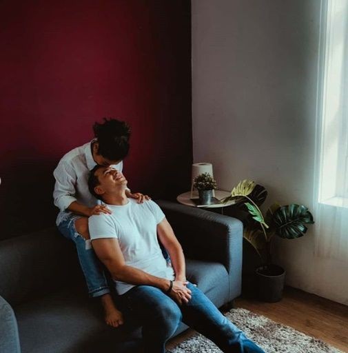 Romantis Seperti Prewedding, 10 Pemotretan Ari Wibowo dan Istri