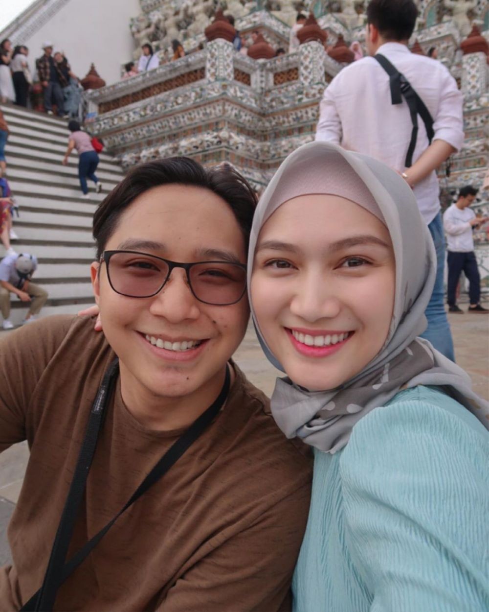 Cinta Lama Bersemi! 10 Artis Ini Menikah dengan Mantannya