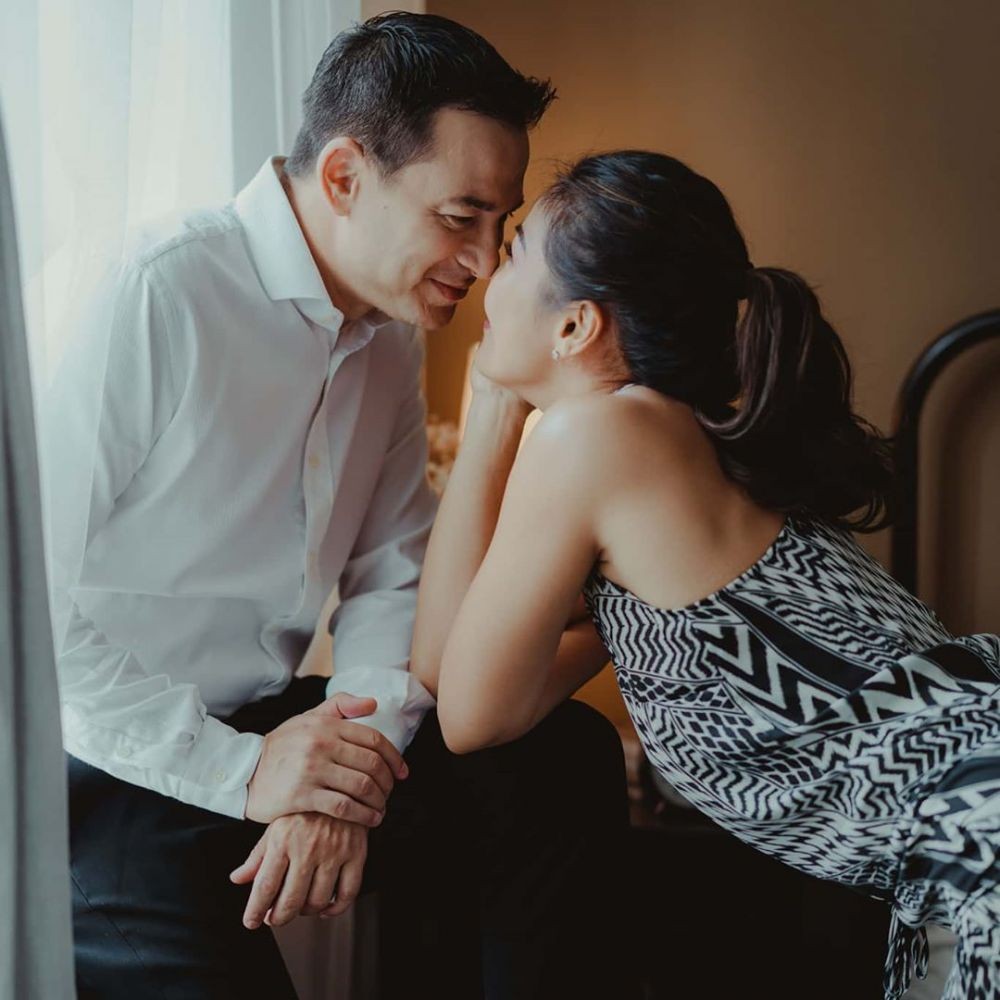 Romantis Seperti Prewedding, 10 Pemotretan Ari Wibowo dan Istri