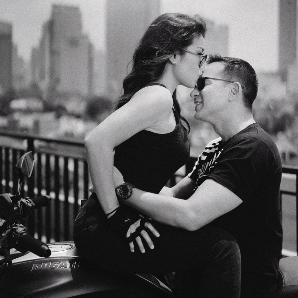 Romantis Seperti Prewedding, 10 Pemotretan Ari Wibowo dan Istri