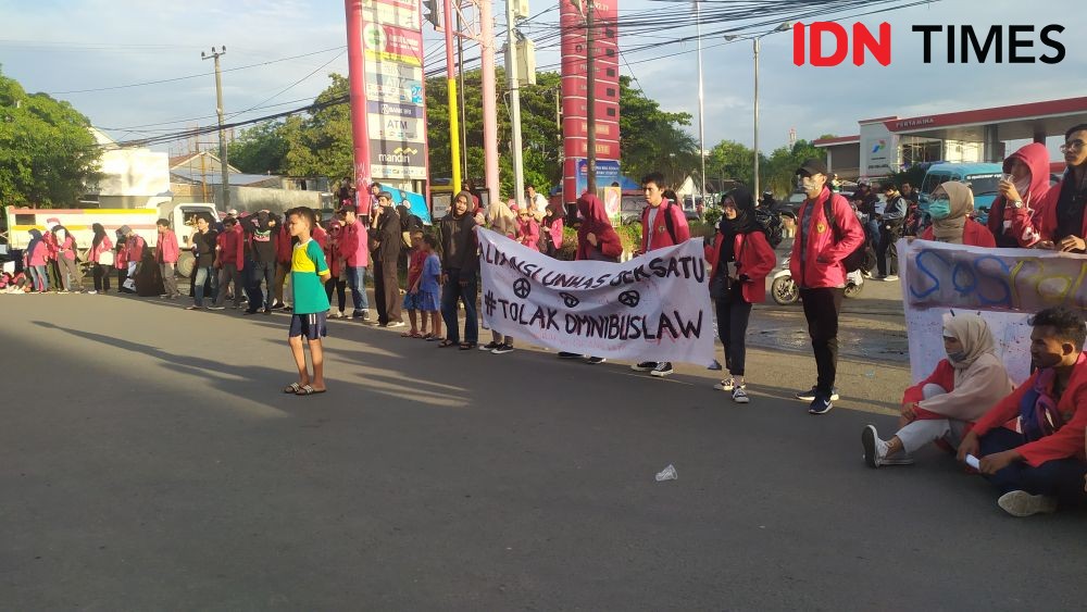 1451 Polisi Kawal Demonstrasi Tolak Omnibus Law di Makassar  