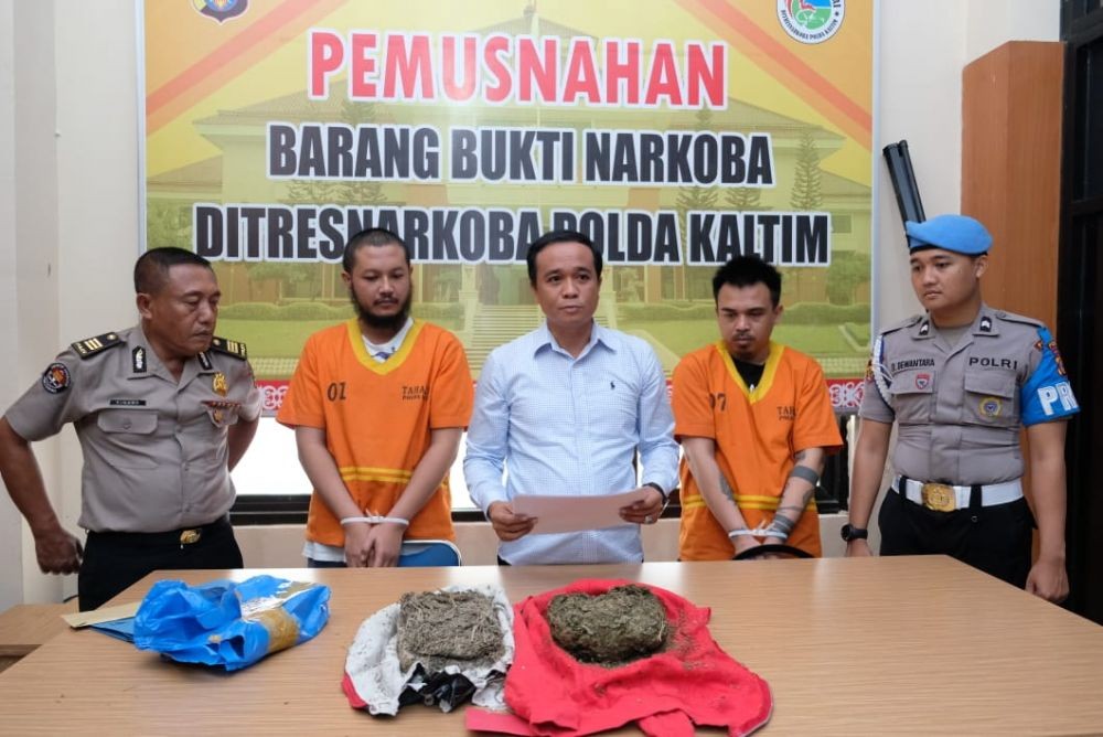 Polisi Bakar 1,9 Kilogram Ganja Sitaan dari Bandar Narkoba Balikpapan