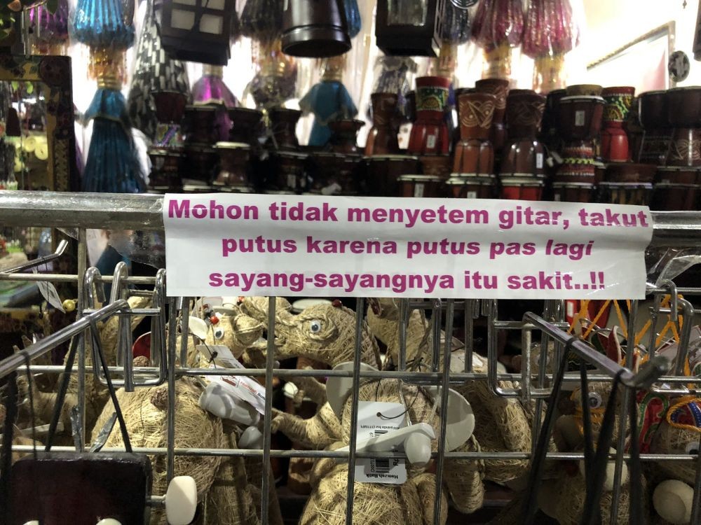 10 Tulisan Receh di Tempat Umum Ini Bisa Bikin Kamu Galau