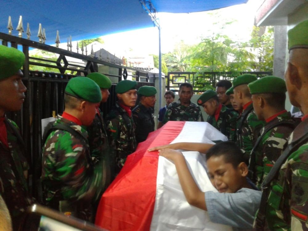 Air Mata Iringi Pemakaman Prajurit TNI yang Gugur di Mimika Papua